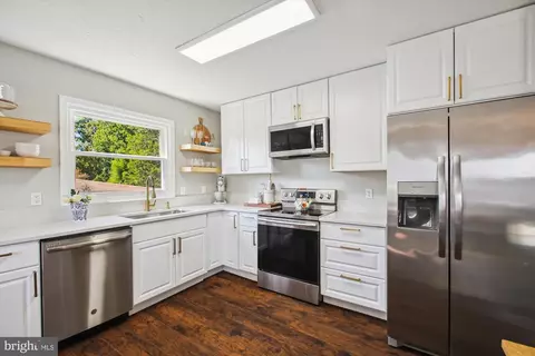 Kitchen - 335 Bar Harbor Rd, Pasadena, MD 21122 photo 2 of 3