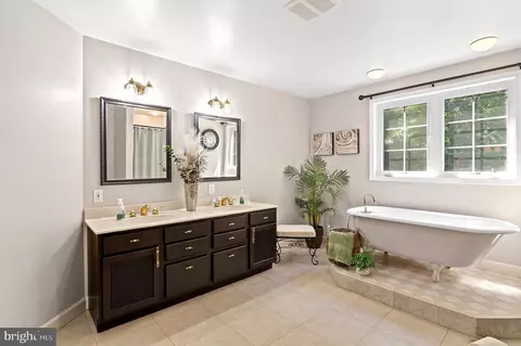 Bath - 3564 Edgemont St, Edgewater, MD 21037 photo 2 of 6