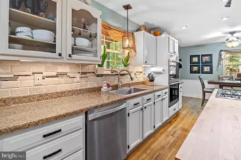 Kitchen - 3564 Edgemont St, Edgewater, MD 21037 photo 5 of 6