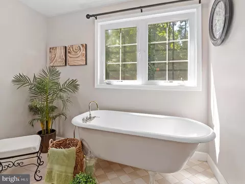 Bath - 3564 Edgemont St, Edgewater, MD 21037 photo 4 of 6