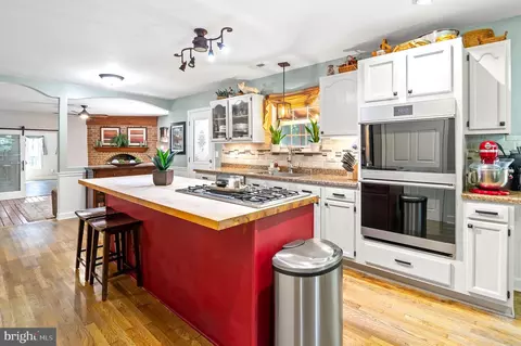 Kitchen - 3564 Edgemont St, Edgewater, MD 21037 photo 4 of 6