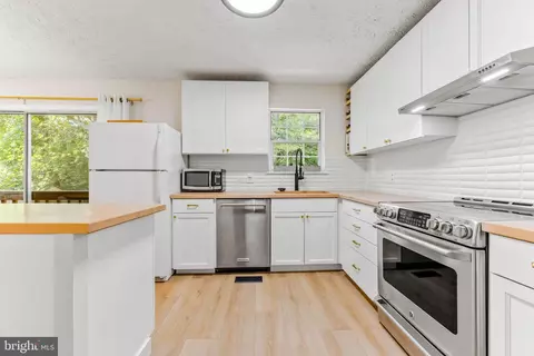 Kitchen - 3462 Marble Arch Dr, Pasadena, MD 21122 photo 2 of 8