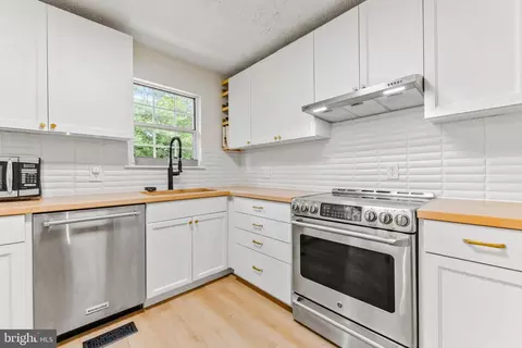 Kitchen - 3462 Marble Arch Dr, Pasadena, MD 21122 photo 3 of 8