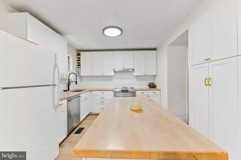 Kitchen - 3462 Marble Arch Dr, Pasadena, MD 21122 photo 8 of 8