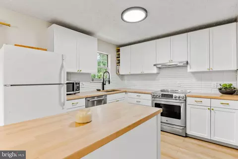Kitchen - 3462 Marble Arch Dr, Pasadena, MD 21122 photo 7 of 8