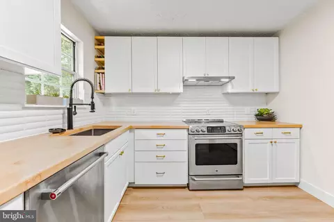 Kitchen - 3462 Marble Arch Dr, Pasadena, MD 21122 photo 6 of 8