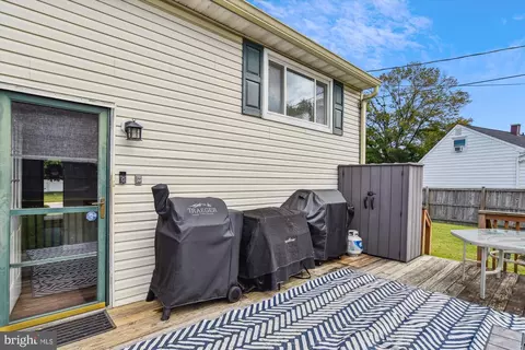 Exterior - 123 Sandy Beach Dr, Pasadena, MD 21122 photo 2 of 7