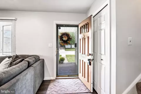 Entry Way - 123 Sandy Beach Dr, Pasadena, MD 21122 photo 1 of 2