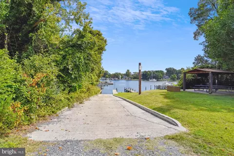 Exterior - 123 Sandy Beach Dr, Pasadena, MD 21122 photo 6 of 7