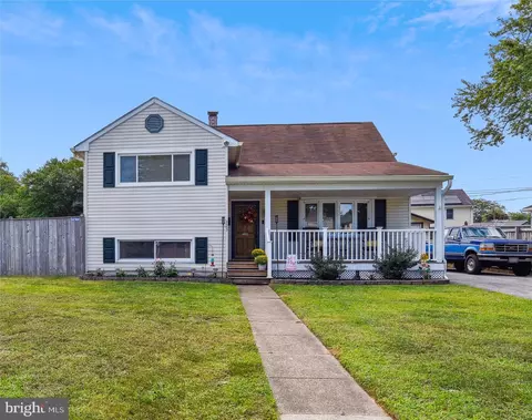 123 Sandy Beach Dr, Pasadena, MD 21122