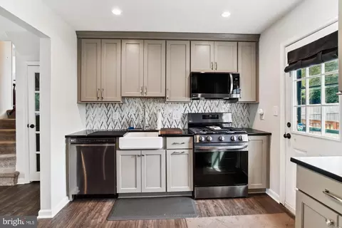 Kitchen - 123 Sandy Beach Dr, Pasadena, MD 21122 photo 2 of 2
