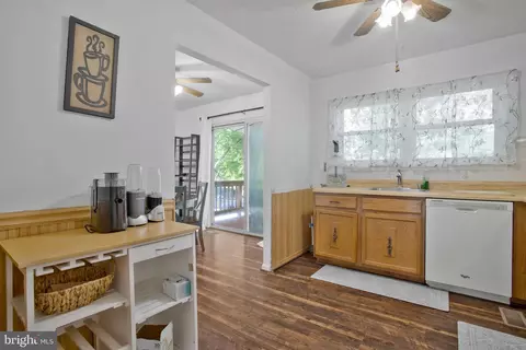 Entry Way - 1210 Holmespun Dr, Pasadena, MD 21122 photo 5 of 5