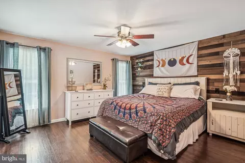 Bedroom - 5149 Cedarlea Dr, West River, MD 20778 photo 3 of 10