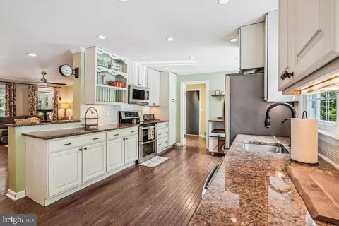 Kitchen - 5149 Cedarlea Dr, West River, MD 20778 photo 2 of 3