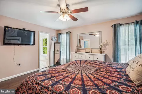 Bedroom - 5149 Cedarlea Dr, West River, MD 20778 photo 4 of 10