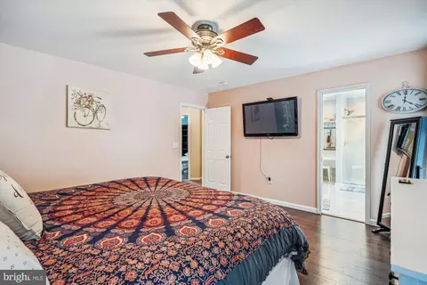 Bedroom - 5149 Cedarlea Dr, West River, MD 20778 photo 5 of 10