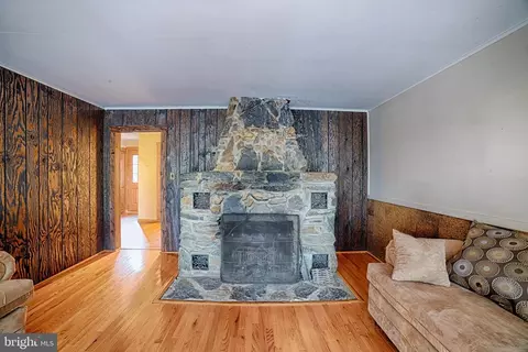 Living - 49 Slama Rd, Edgewater, MD 21037 photo 3 of 5