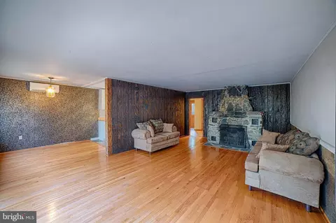 Living - 49 Slama Rd, Edgewater, MD 21037 photo 2 of 5