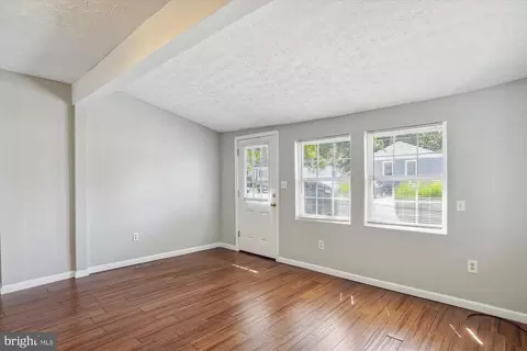 Living - 1605 Oldtown Rd, Edgewater, MD 21037 photo 2 of 4