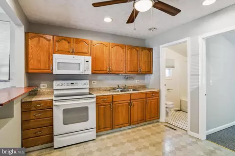 Entry Way - 1605 Oldtown Rd, Edgewater, MD 21037 photo 1 of 2
