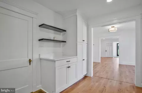 Entry Way - 308 Locust Ave, Annapolis, MD 21401 photo 7 of 13