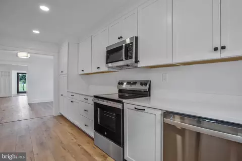 Entry Way - 308 Locust Ave, Annapolis, MD 21401 photo 3 of 13