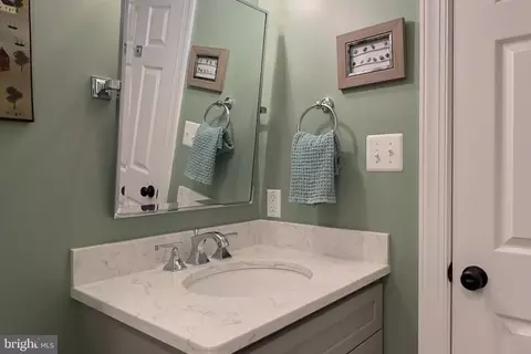 Bath - 1205 Thomas Point Ct, Annapolis, MD 21403 photo 1 of 9