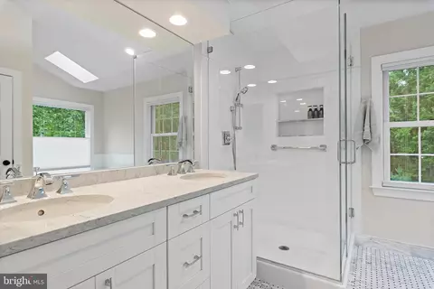 Bath - 1205 Thomas Point Ct, Annapolis, MD 21403 photo 4 of 9