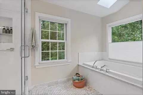 Bath - 1205 Thomas Point Ct, Annapolis, MD 21403 photo 6 of 9