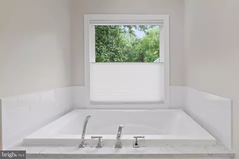 Bath - 1205 Thomas Point Ct, Annapolis, MD 21403 photo 8 of 9