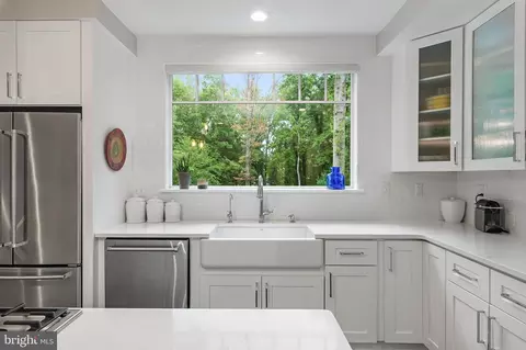 Kitchen - 1205 Thomas Point Ct, Annapolis, MD 21403 photo 5 of 8