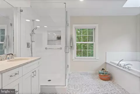 Bath - 1205 Thomas Point Ct, Annapolis, MD 21403 photo 3 of 9