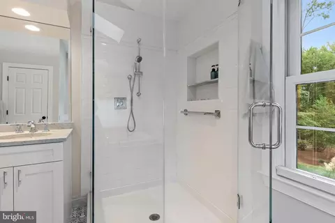 Bath - 1205 Thomas Point Ct, Annapolis, MD 21403 photo 5 of 9