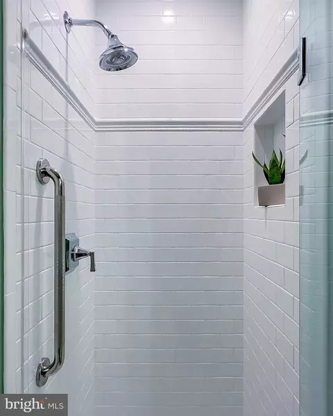 Bath - 1205 Thomas Point Ct, Annapolis, MD 21403 photo 2 of 9