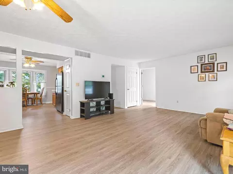 925 12th St, Pasadena, MD 21122 photo 2