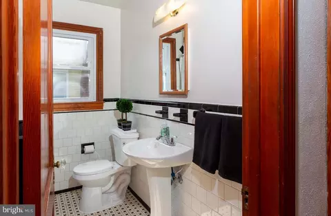 Bath - 601 First St, Annapolis, MD 21403 photo 1 of 3