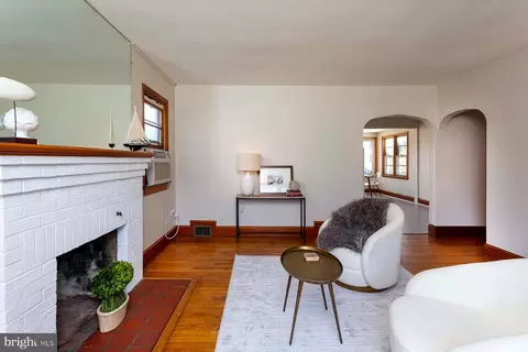 Living - 601 First St, Annapolis, MD 21403 photo 4 of 5