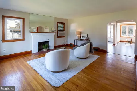 Living - 601 First St, Annapolis, MD 21403 photo 2 of 5