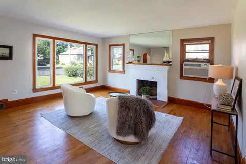 Living - 601 First St, Annapolis, MD 21403 photo 1 of 5