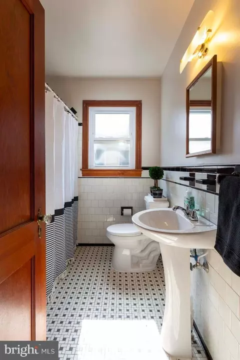 Bath - 601 First St, Annapolis, MD 21403 photo 2 of 3
