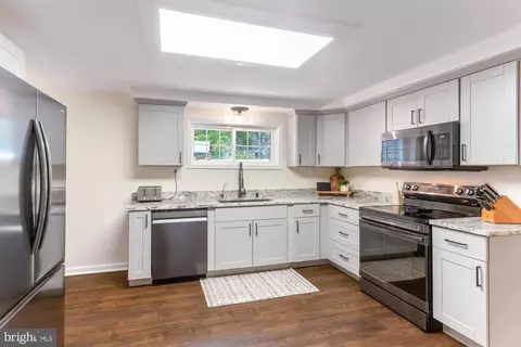 Kitchen - 568 Riverside Dr, Pasadena, MD 21122 photo 2 of 3