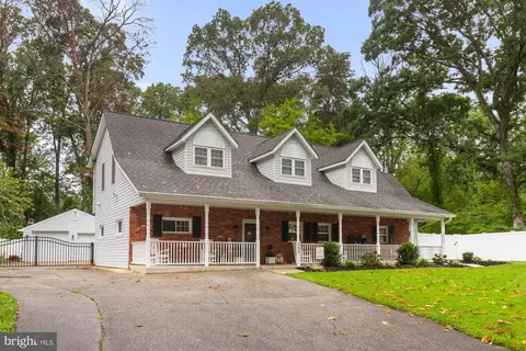 568 Riverside Dr, Pasadena, MD 21122