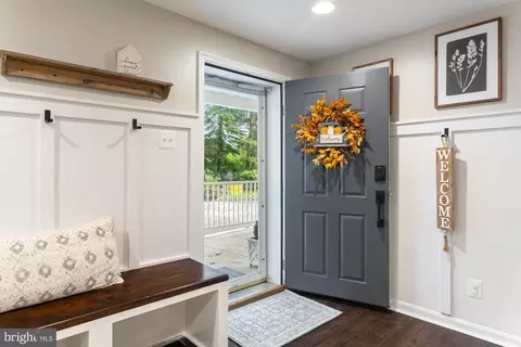 Entry Way - 568 Riverside Dr, Pasadena, MD 21122 photo 3 of 9