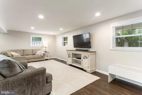 Entry Way - 568 Riverside Dr, Pasadena, MD 21122 photo 4 of 9