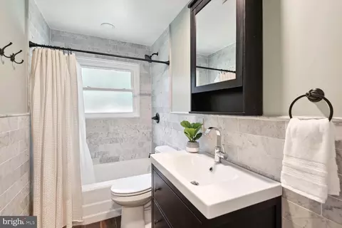 Bath - 7 Williams Dr, Annapolis, MD 21401 photo 2 of 2