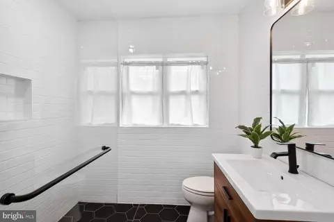 Bath - 7 Williams Dr, Annapolis, MD 21401 photo 1 of 2