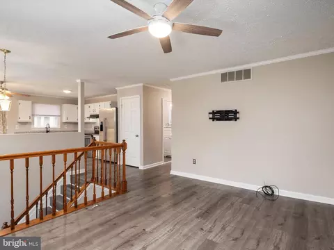 7701 Lake Cir, Pasadena, MD 21122 photo 5