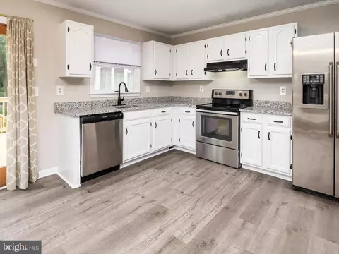 7701 Lake Cir, Pasadena, MD 21122 photo 8