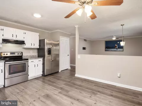 7701 Lake Cir, Pasadena, MD 21122 photo 10