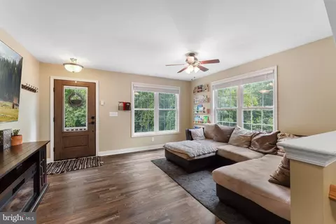 Entry Way - 654 211th St, Pasadena, MD 21122 photo 1 of 8